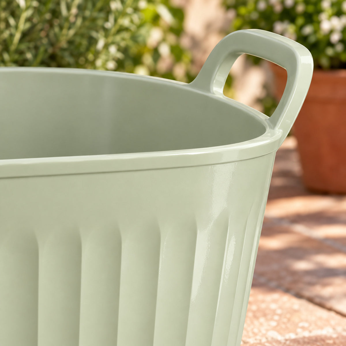 4-Gallon Garden Utility Tub detail